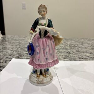 VINTAGE OCCUPIED JAPAN FIGURE COLONIAL WOMAN LONG DRESS HOLDING BONNET